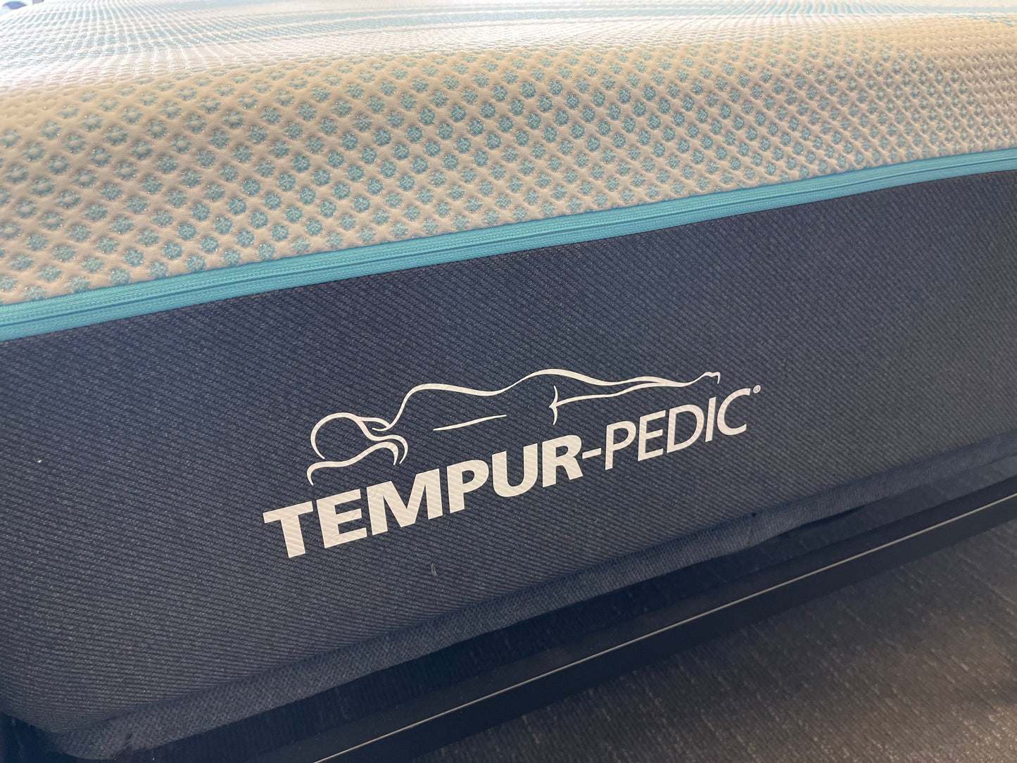 Tempur-Pedic LuxeBreeze Firm King 2.0 + BedTech BTX4 Adjustable Base – Cooling & Adjustable Comfort